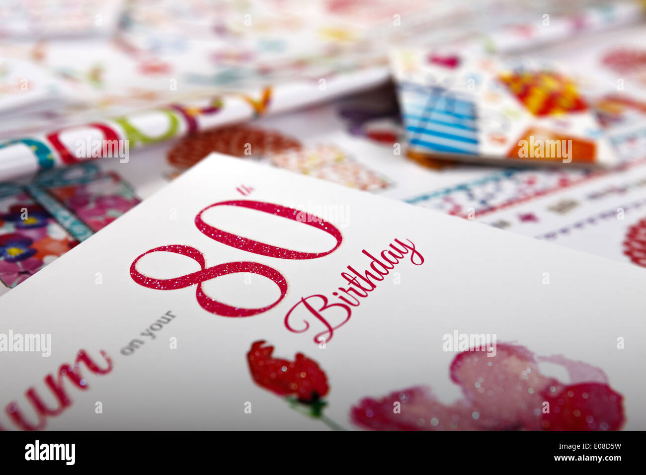 Cadeaux d'anniversaire d'enrubannage avec carte d'anniversaire Banque D'Images