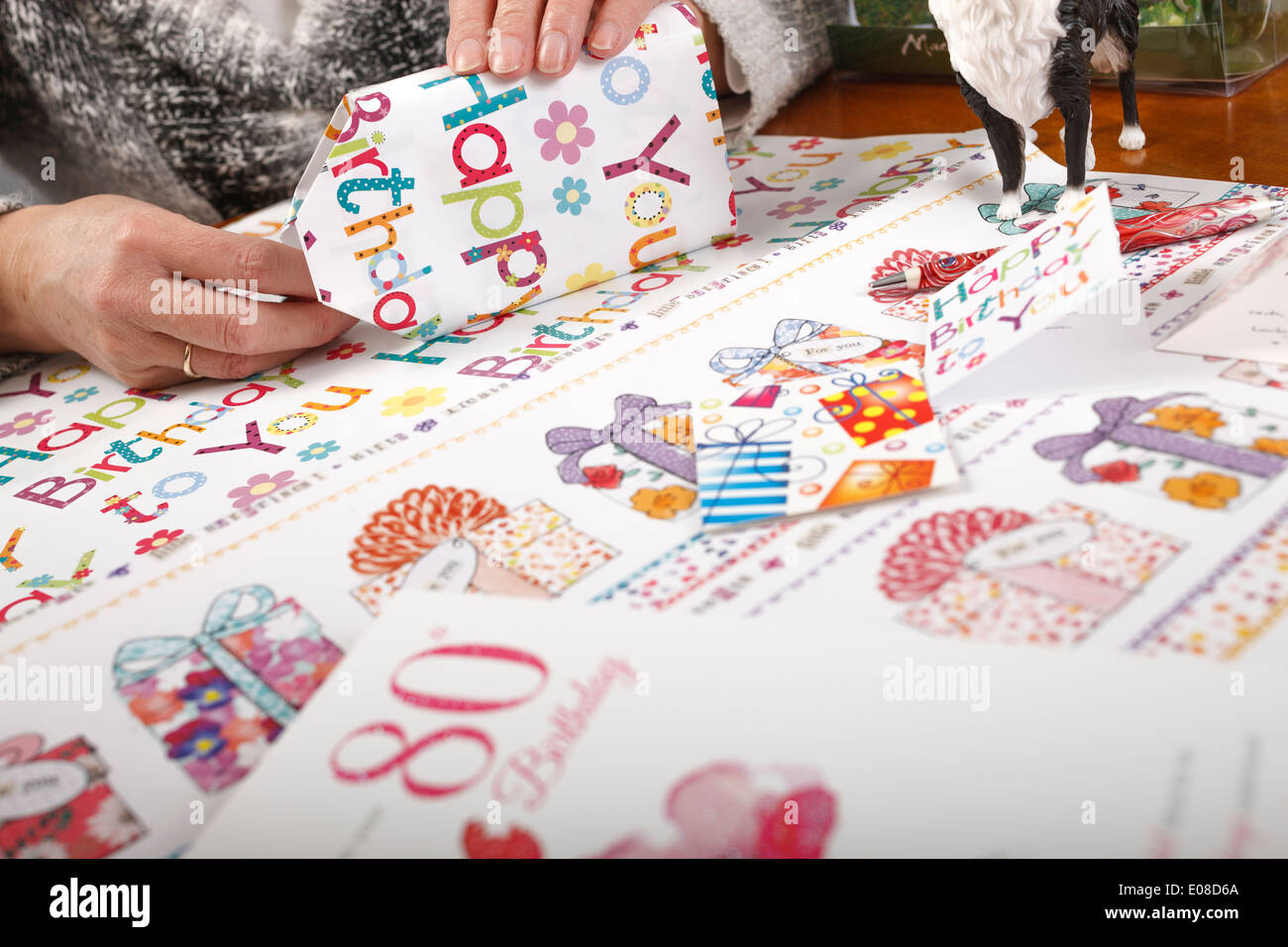 Cadeaux d'anniversaire d'enrubannage Banque D'Images