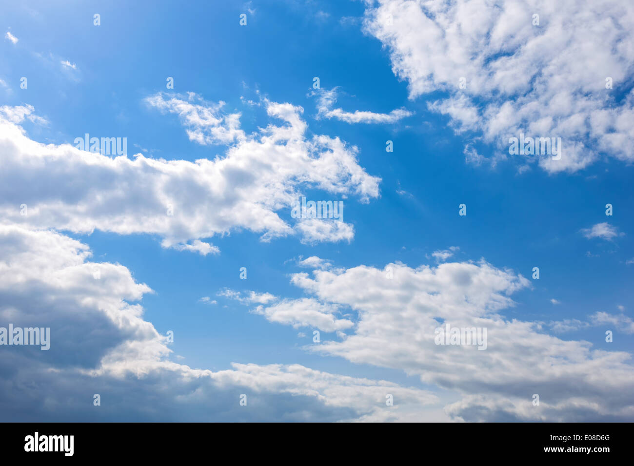 Les nuages blancs sur fond de ciel bleu Banque D'Images