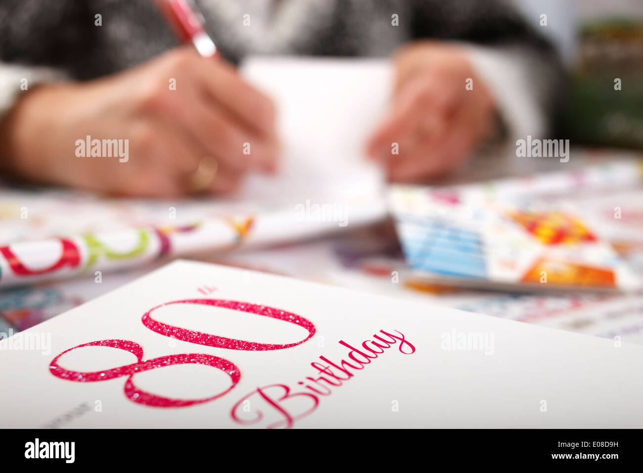 Anniversaire d'enrubannage présente l'écriture gift tag Banque D'Images