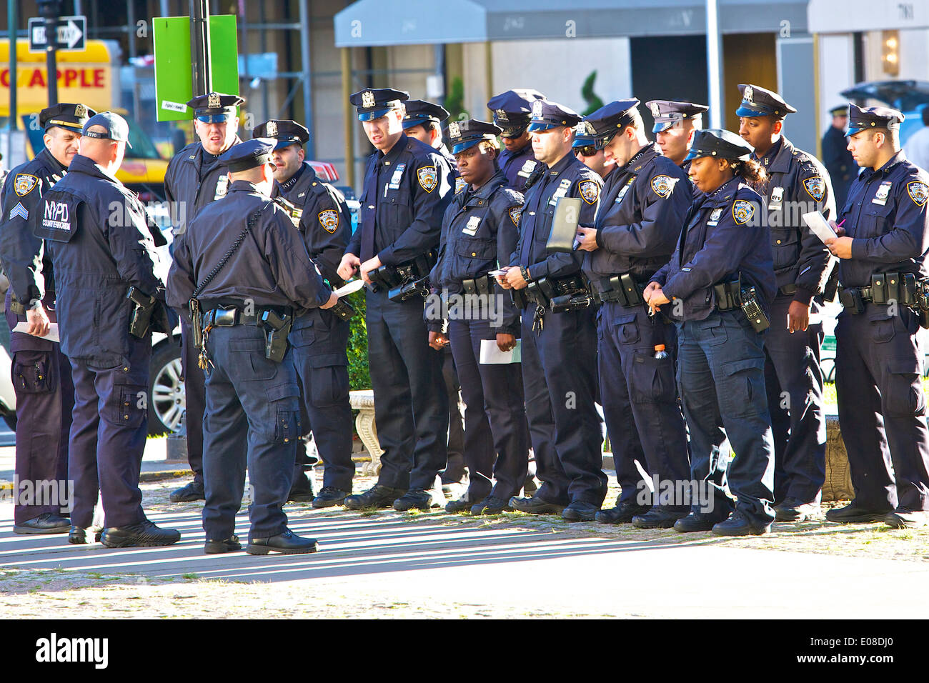 D'information du matin, les policiers du NYPD à New York City. USA. Banque D'Images