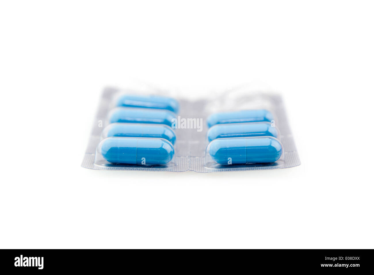 Plaquette de pilules bleus isolé sur fond blanc Banque D'Images