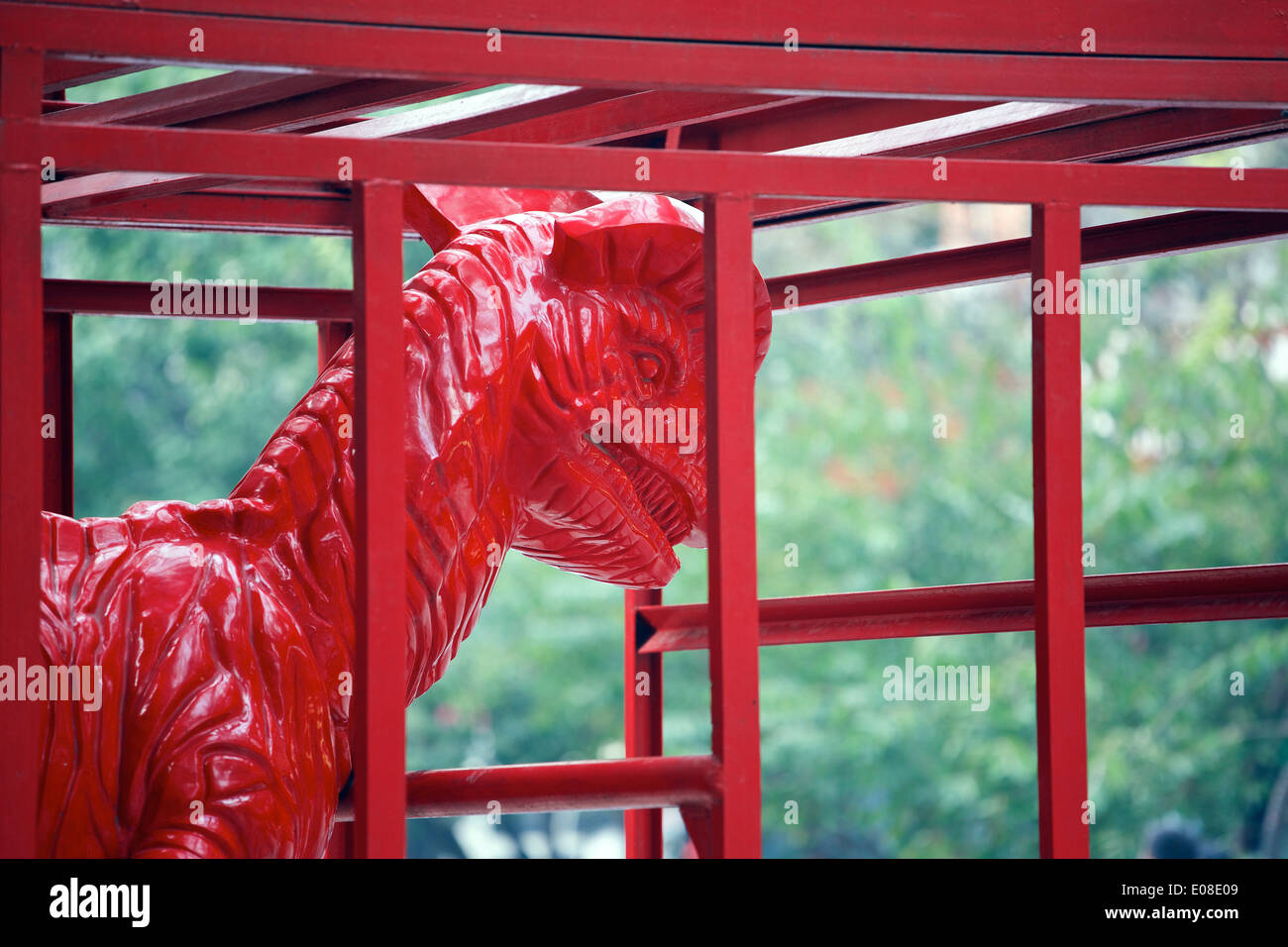 Sculpture d'un dinosaure rouge dans le 798 Art District, Beijing, Chine. Banque D'Images