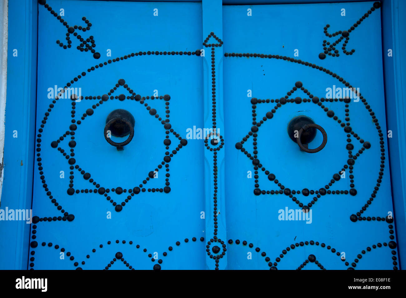 Sidi Bou Saïd, Tunisie 2014. Décorées de façon traditionnelle porte bleu vif Banque D'Images