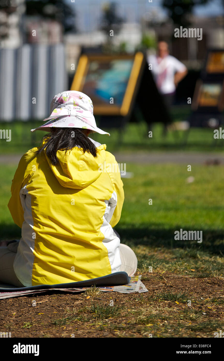 Assis dans le parc, femme assise à Washington Square, San Francisco. Banque D'Images
