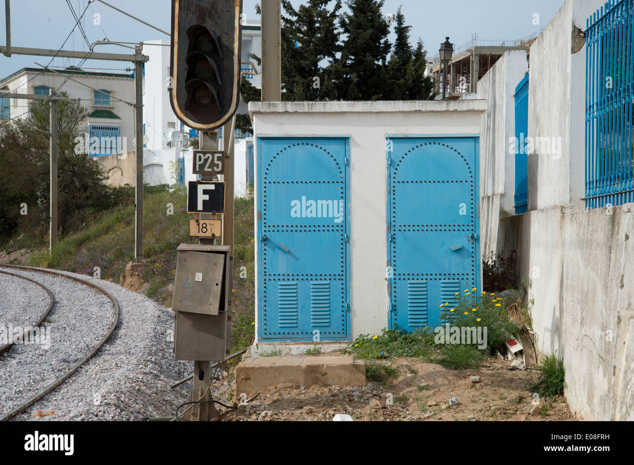 Sidi Bou Saïd, Tunisie 2014. Ligne de chemin de fer avec le poste électrique à la décoration traditionnelle. Banque D'Images