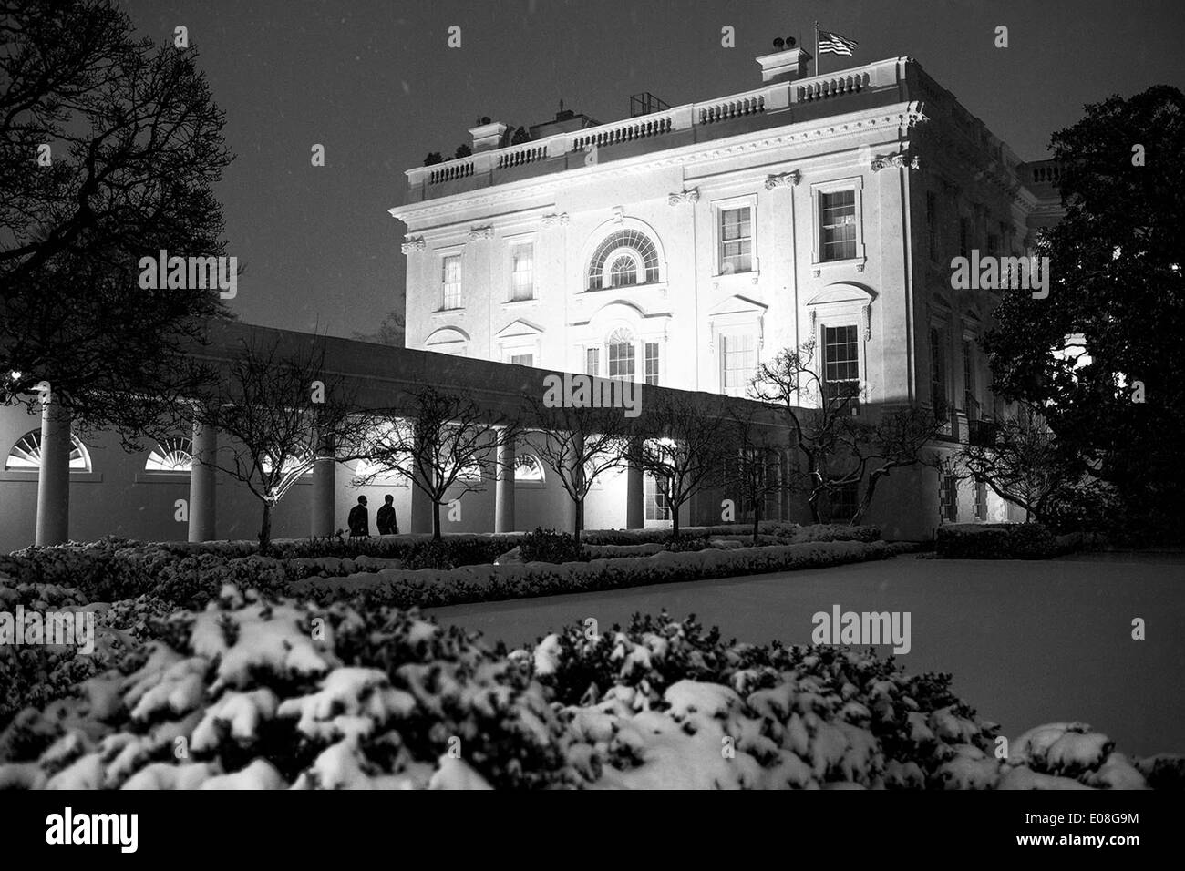 Le président américain Barack Obama se rend à la résidence avec le chef de cabinet Denis McDonough après une journée de réunions dans l'aile ouest de la Maison Blanche sur une nuit de neige le 21 janvier 2014 à Washington, DC. Banque D'Images