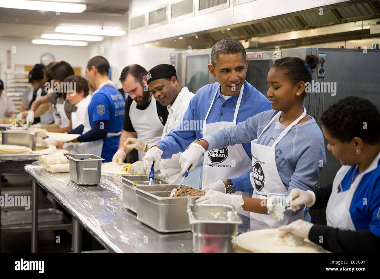 Le président américain Barack Obama et sa fille Sasha assembler burritos au cours d'un Martin Luther King, jour de l'événement de service chez DC cuisine centrale le 20 janvier 2014 à Washington, DC. Banque D'Images