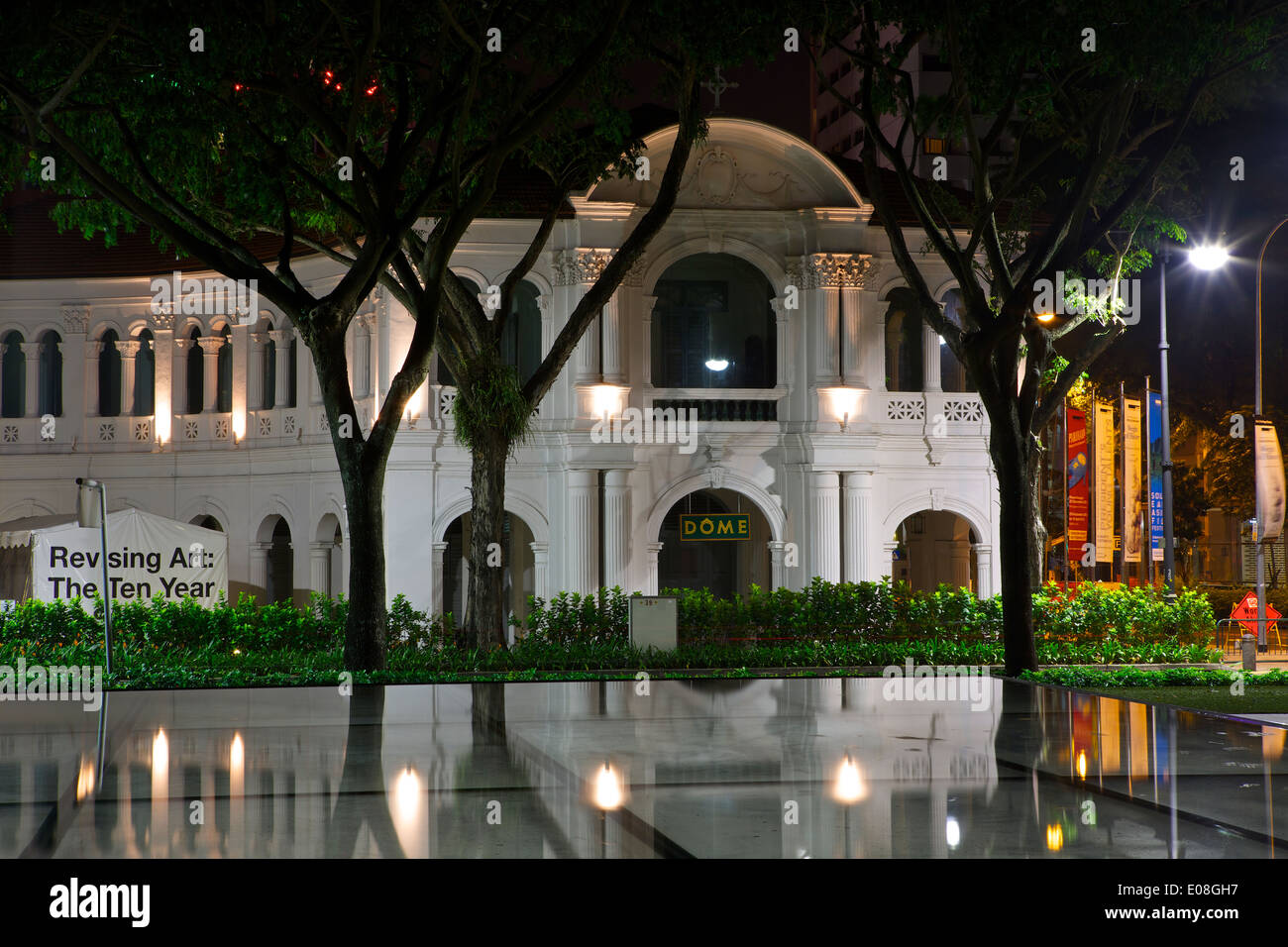 Musée d'art de Singapour de nuit. Banque D'Images
