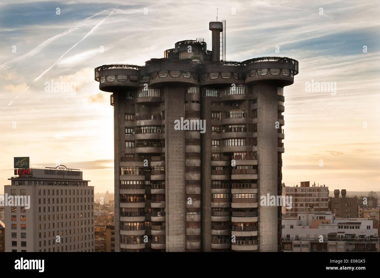 Torres Blancas building au coucher du soleil. L'icône de l'architecture brutaliste de Madrid par Francisco Javier Sáenz de Oiza. Une tour de béton exposées. Banque D'Images