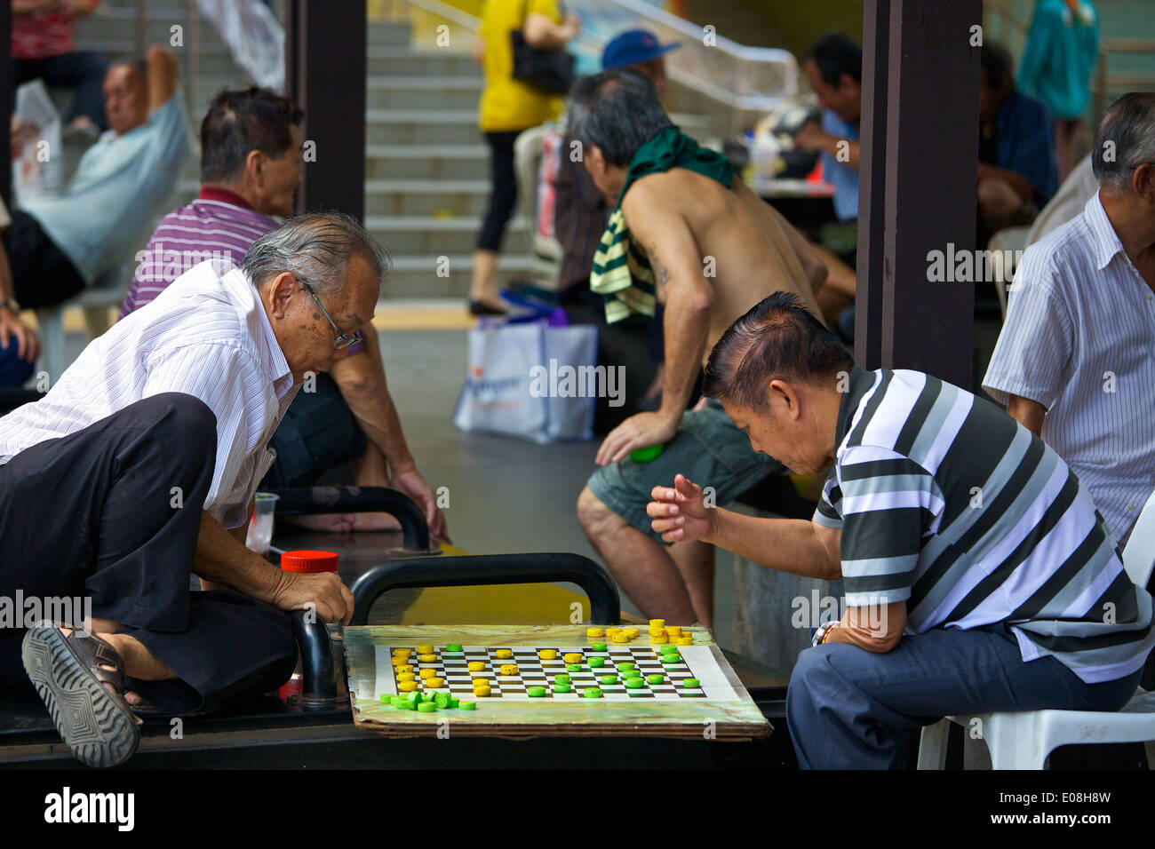 Groupe d'Asian Seniors Jouer aux dames sur Sago Lane, à Singapour. Banque D'Images