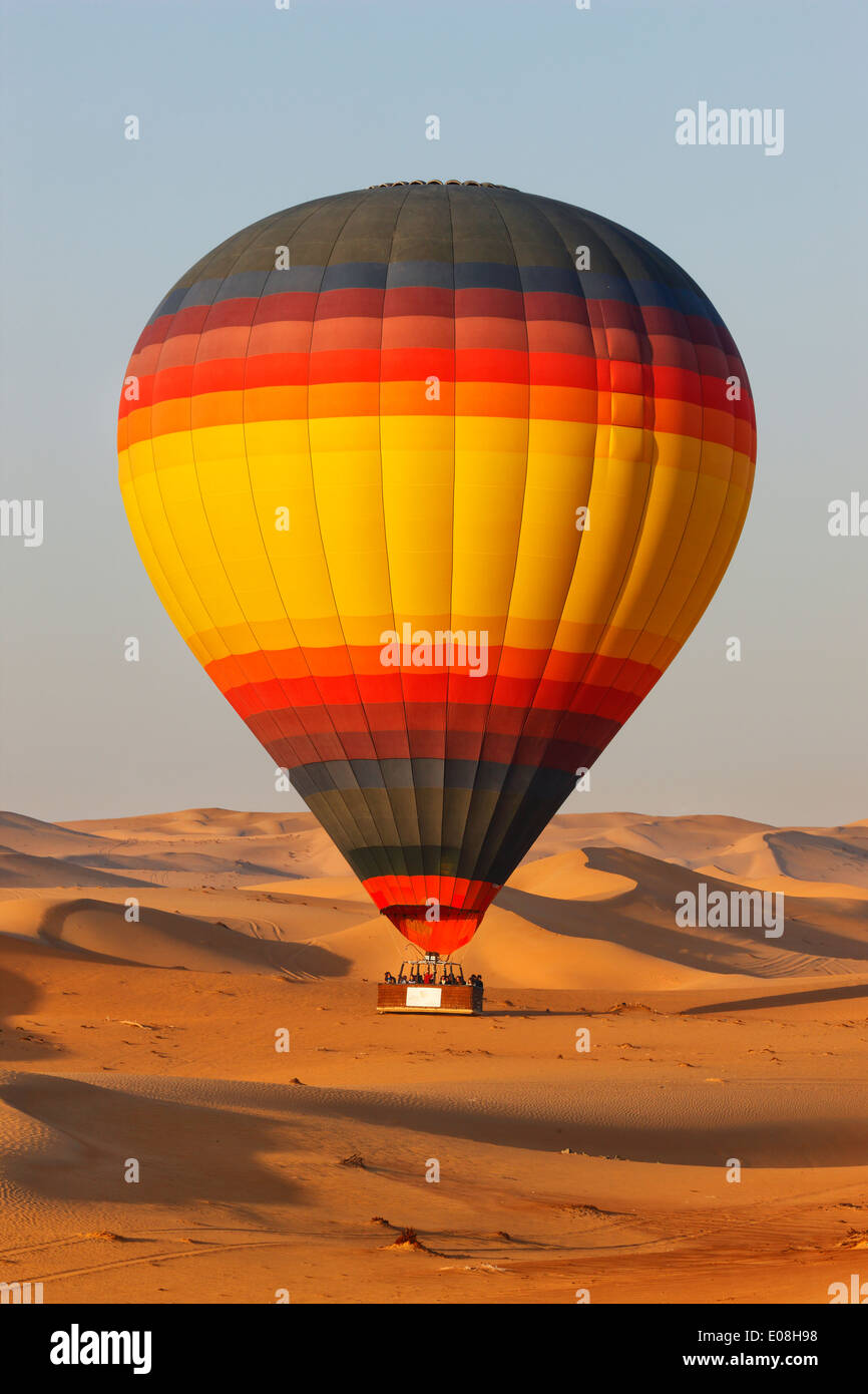 Vol au-dessus du désert de Dubaï avec hot air balloon Banque D'Images