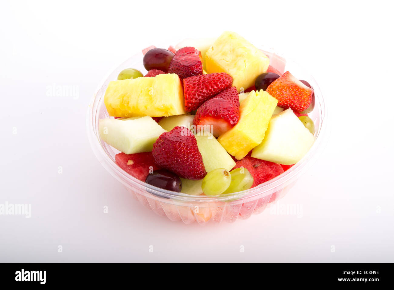 Un bol de fruits frais sur un compteur blanc Banque D'Images