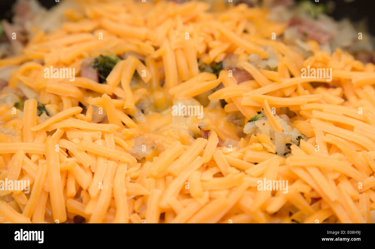 Cocotte de paillasson de pommes de terre, jambon et brocoli au fromage  Photo Stock - Alamy