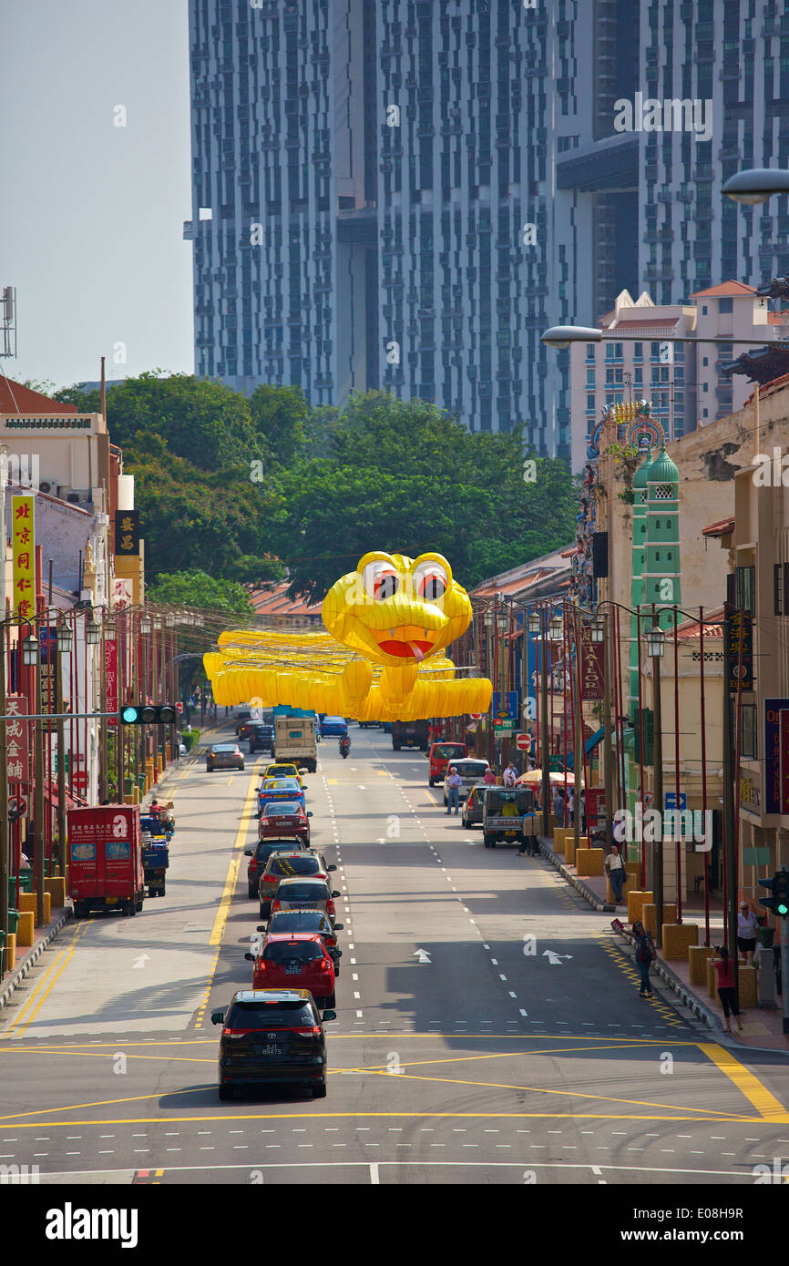 Modèle géant serpents Célébration de l'année chinoise du serpent accrochée au-dessus du North Bridge Road, à Singapour. Banque D'Images