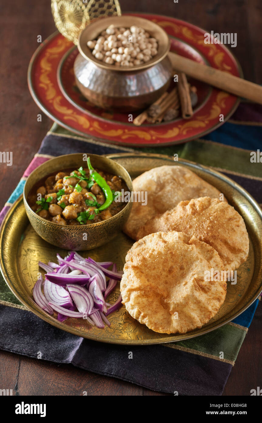 Chole bhature. Curry de pois chiches frits avec du pain frais. Petit-déjeuner Punjabi plat. L'alimentation de l'Inde Banque D'Images