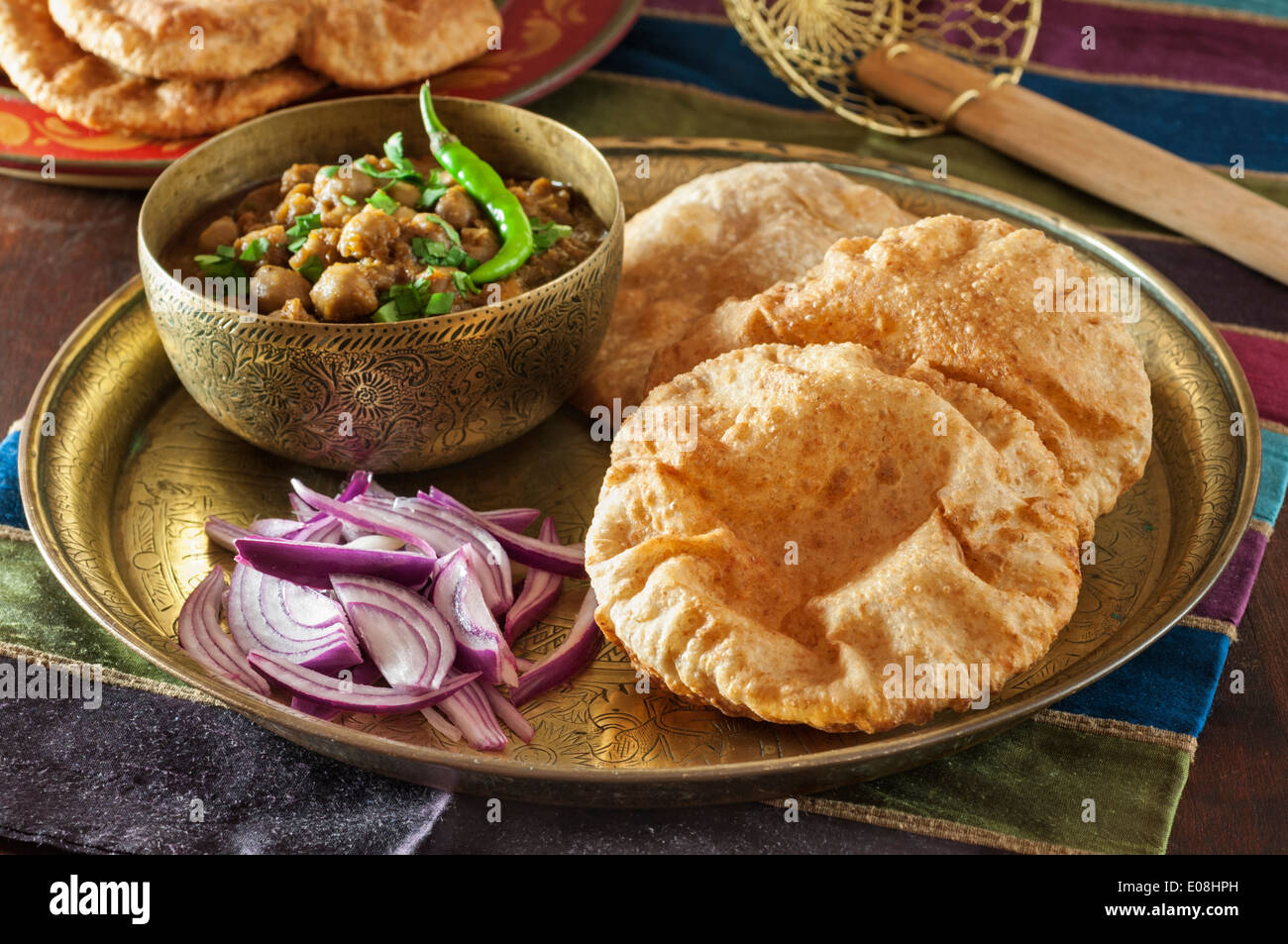 Chole bhature. Curry de pois chiches frits avec du pain frais. Petit-déjeuner Punjabi plat. L'alimentation de l'Inde Banque D'Images