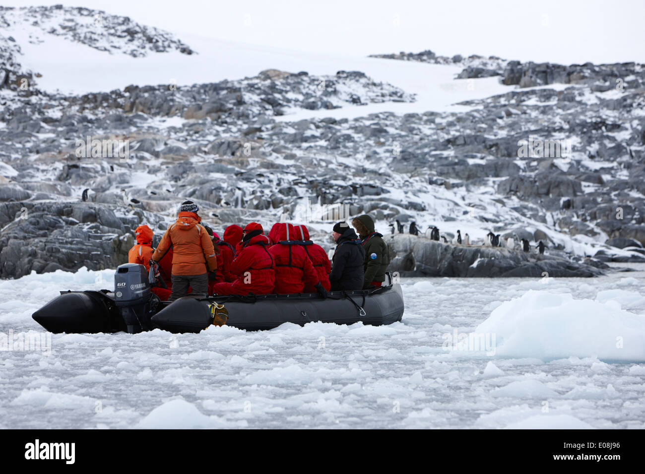 Les touristes en excursion zodiac en passant par la glace de mer impétueuse port lockroy antarctique Banque D'Images