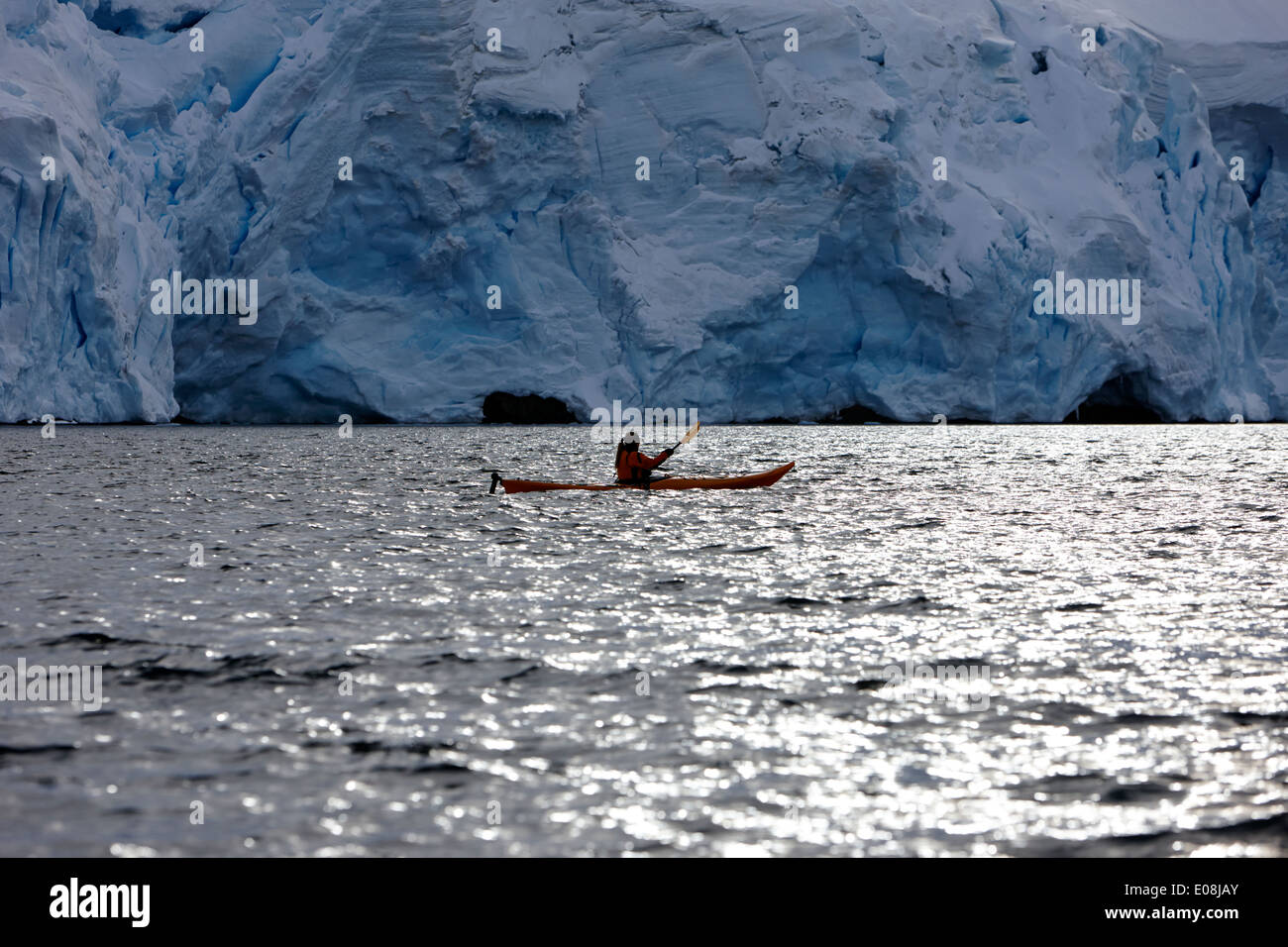 Femme seule kayakiste de mer près de glacier à Port Lockroy antarctique Banque D'Images