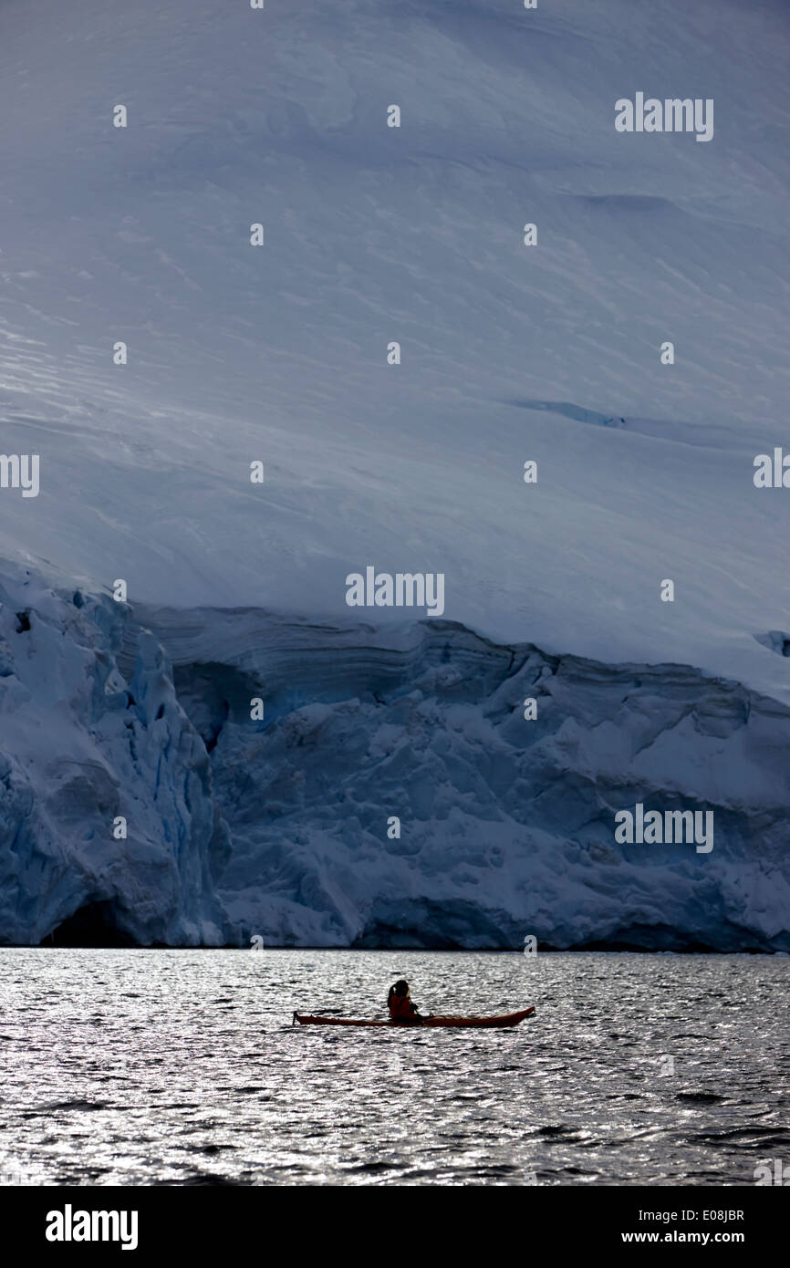Femme seule kayakiste de mer près de glacier à Port Lockroy antarctique Banque D'Images