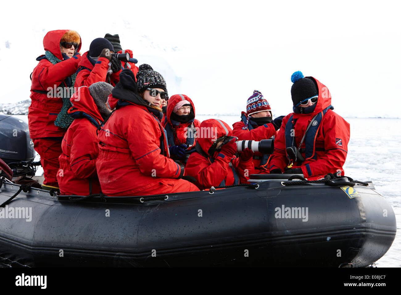 Les touristes en excursion zodiac port lockroy antarctique Banque D'Images