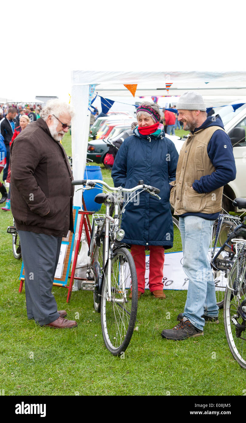 Marchands de discuter avec un des vélos hollandais importé spectateur intéressé à Nefyn Sioe county show Banque D'Images