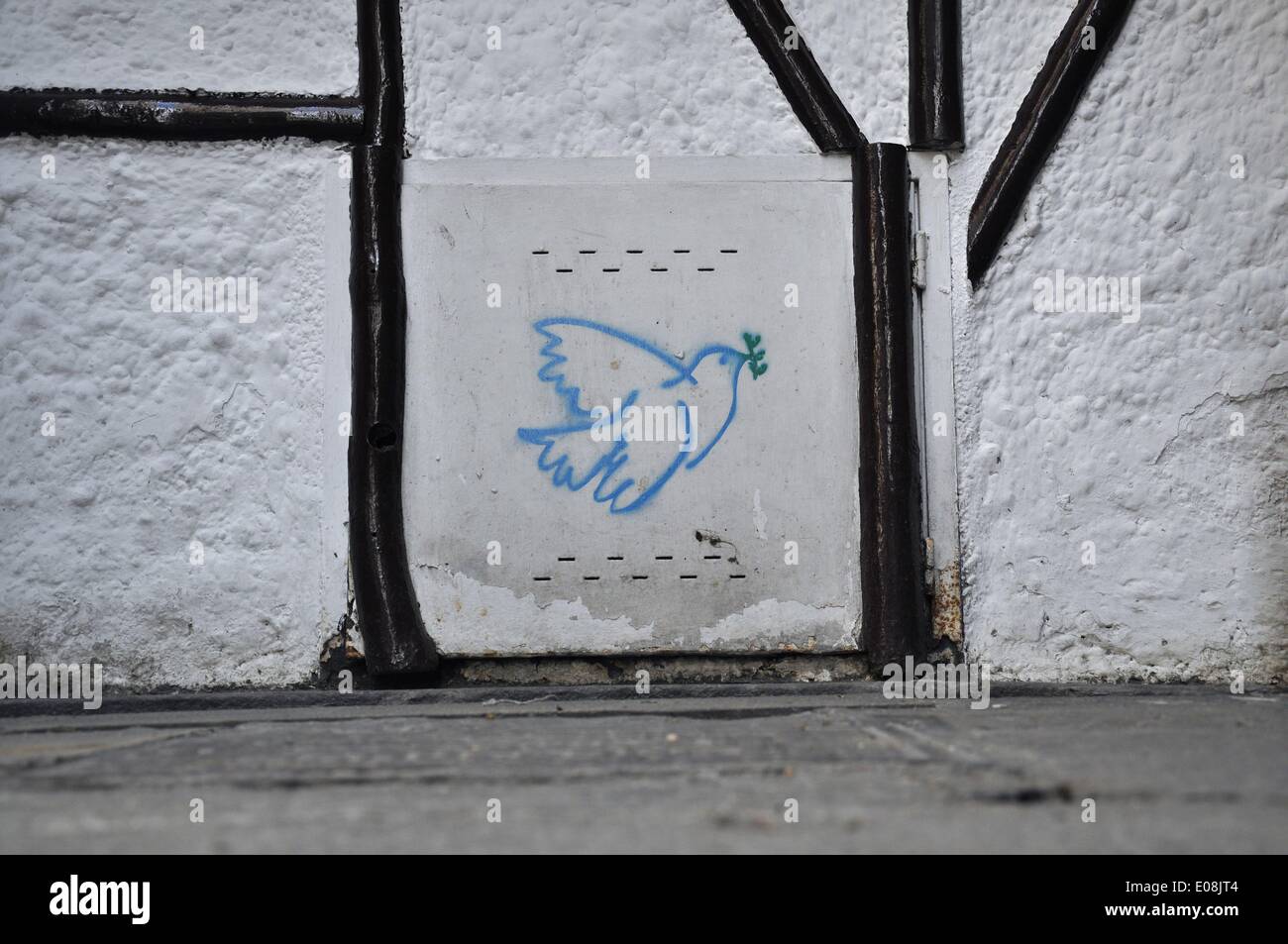 Barcelone, Espagne. 13th mai 2013. Un graffiti d'une colombe basé sur l'image de Pablo Picasso est peint sur un mur blanc dans le quartier de Ciutat Vella à Barcelone, Espagne, 13 mai 2013. Fotoarchiv für Zeitgeschichte - PAS DE SERVICE DE FIL/dpa/Alay Live News Banque D'Images