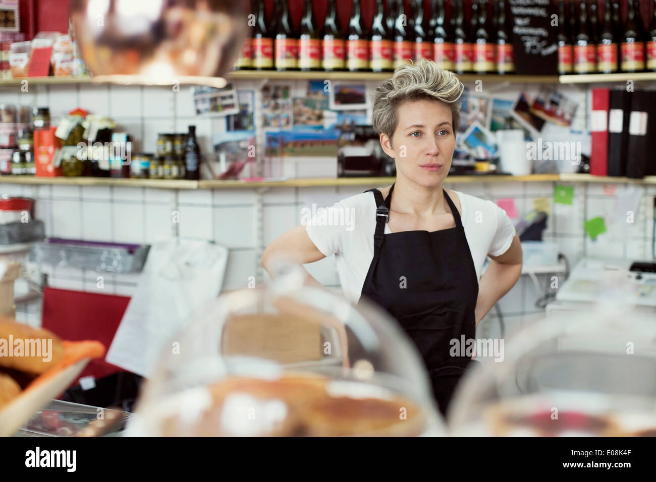 Vendeuse à la route tout en se tenant dans un supermarché Banque D'Images