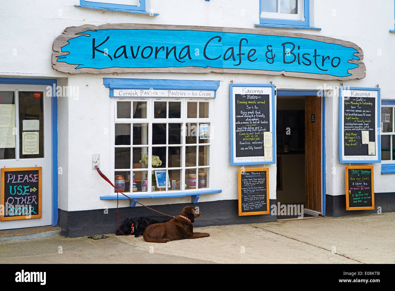 Les chiens à l'extérieur de Kavorna Cafe & Bistro de Hugh Town, St Marys, Penzance, Cornwall, Scillies en Avril Banque D'Images