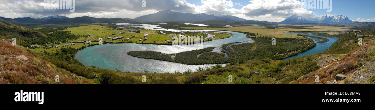 Rio Serrano et Los Cuernos del Paine, Parc National Torres del Paine, Patagonie, Chili, Amérique du Sud Banque D'Images