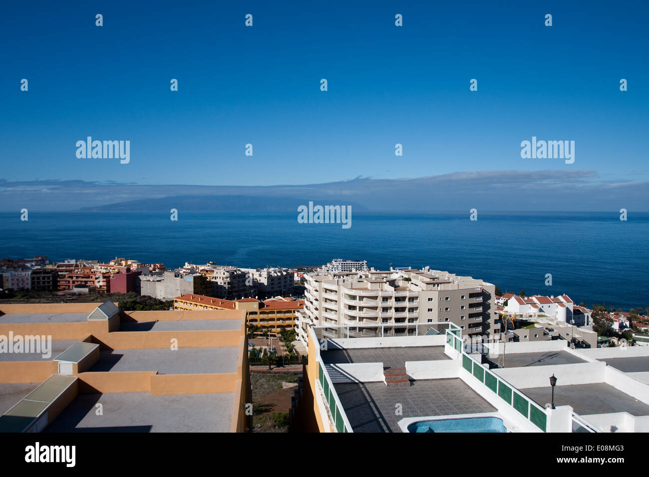 Isla de la Gomera à l'horizon, Acantilado de los Gigantes, Tenerife, Espagne Banque D'Images