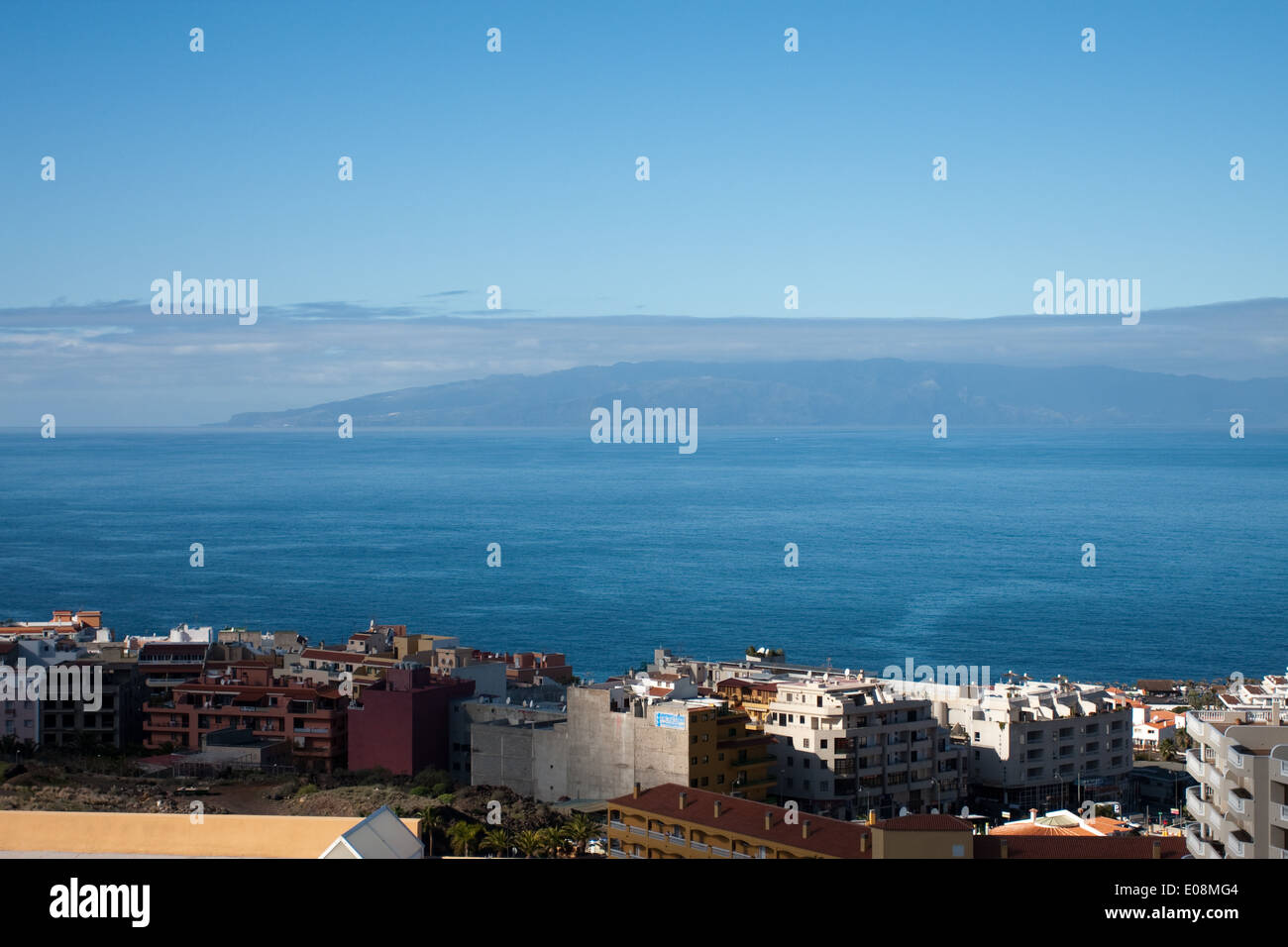 Isla de la Gomera à l'horizon, Acantilado de los Gigantes, Tenerife, Espagne Banque D'Images