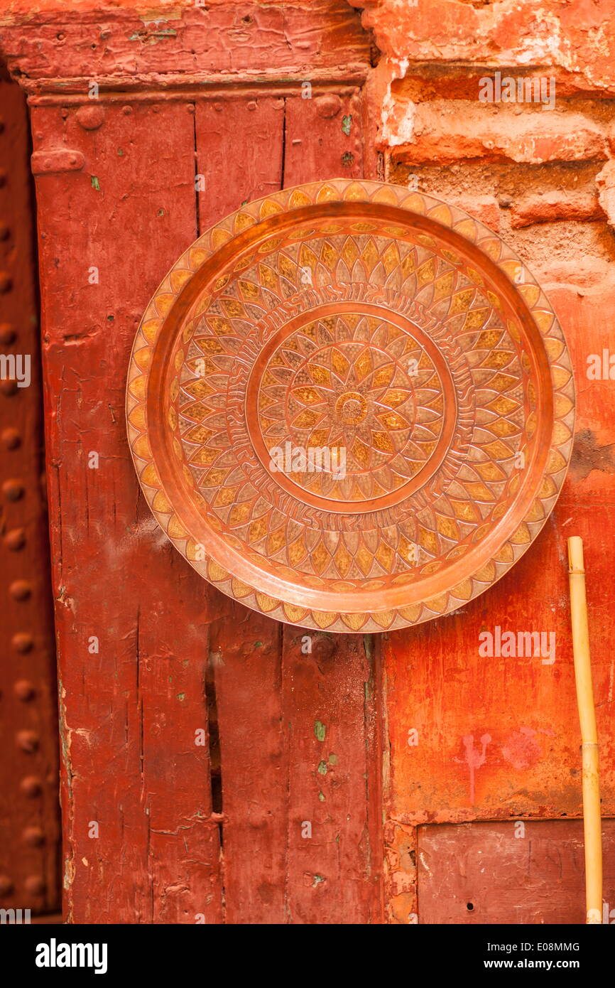 Plaque en cuivre sur le mur dans la médina, Marrakech, Maroc, Afrique du Nord, Afrique Banque D'Images