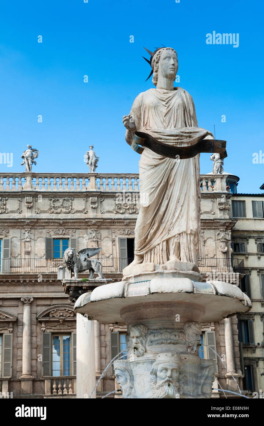 Madonna Verona statue, le lion de Venise San Marco, le Palazzo Maffei, Piazza delle Erbe, Vérone, UNESCO World Heritage Site, Vénétie, Italie, Europe Banque D'Images
