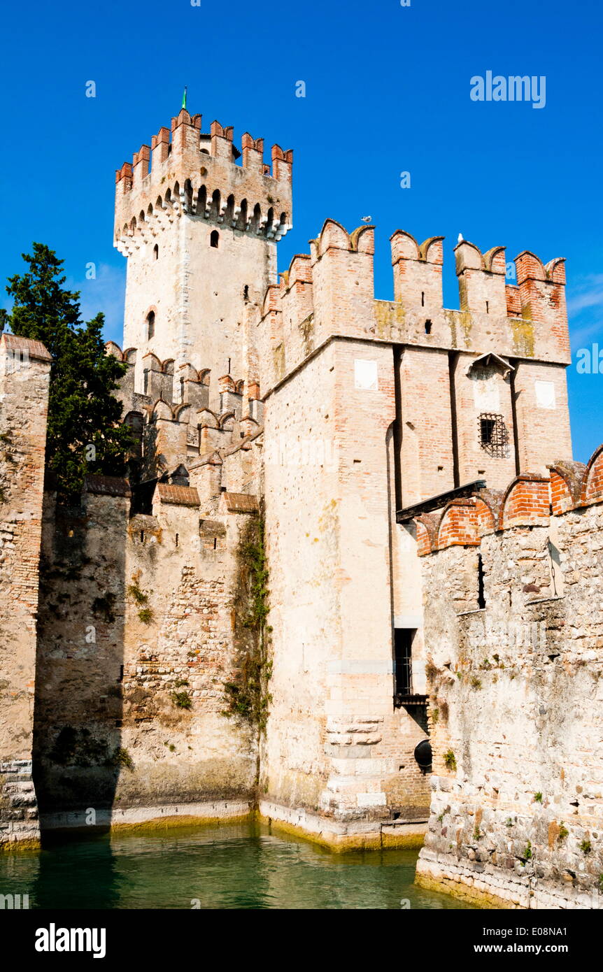 Remparts de Château Scaliger datant du 13e siècle, Sirmione, Lac de Garde, province de Brescia, Lombardie, Italie, Europe Banque D'Images
