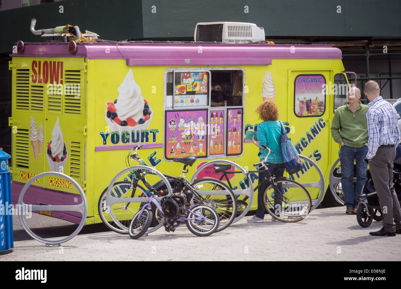 Le yaourt surgelé chariot stationné dans le quartier de Long Island City dans le Queens à New York Banque D'Images