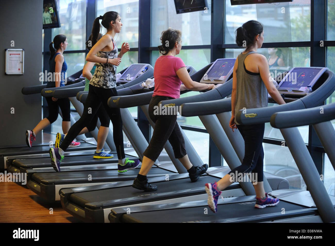 Les femmes en marche sur des tapis roulants dans la salle de sport Banque D'Images