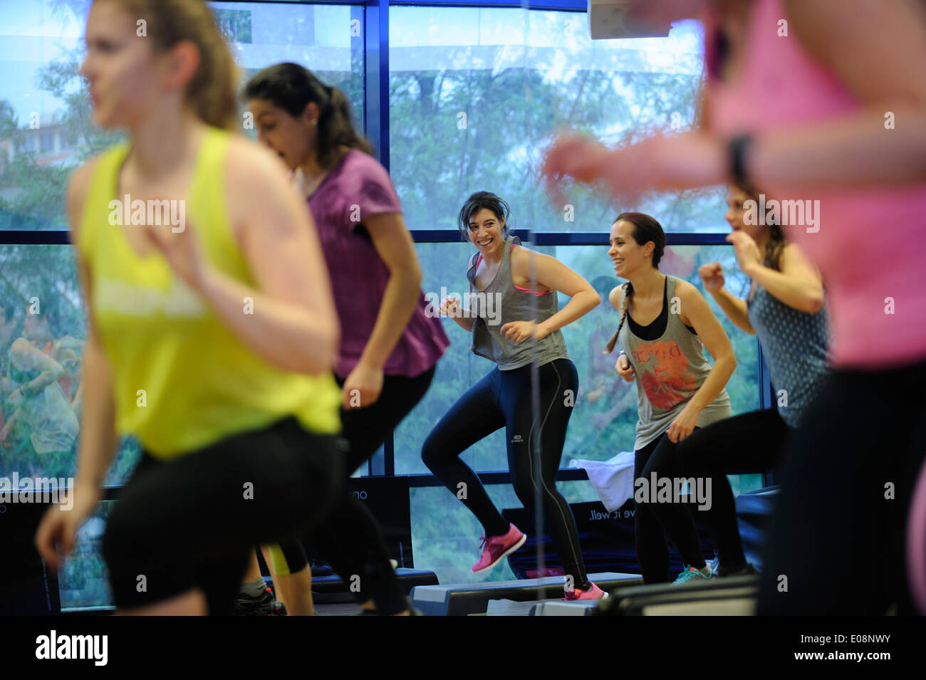 Jeune femme s'amusant lors d'une marche d'exercice (cours de gym remise en forme Banque D'Images