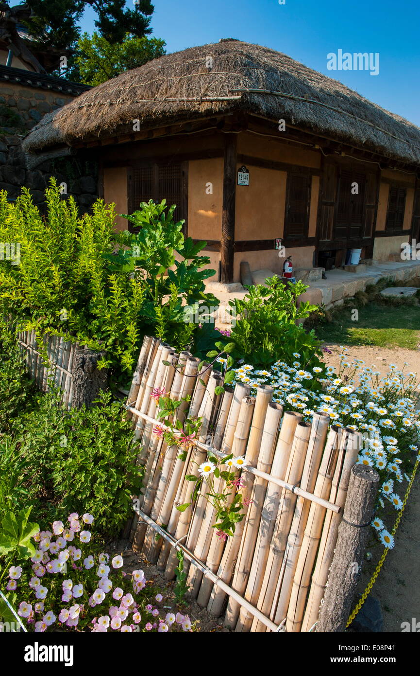 Maison traditionnelle en bois dans le village folklorique de Yangdong près de Gyeongju, Corée du Sud, Asie Banque D'Images