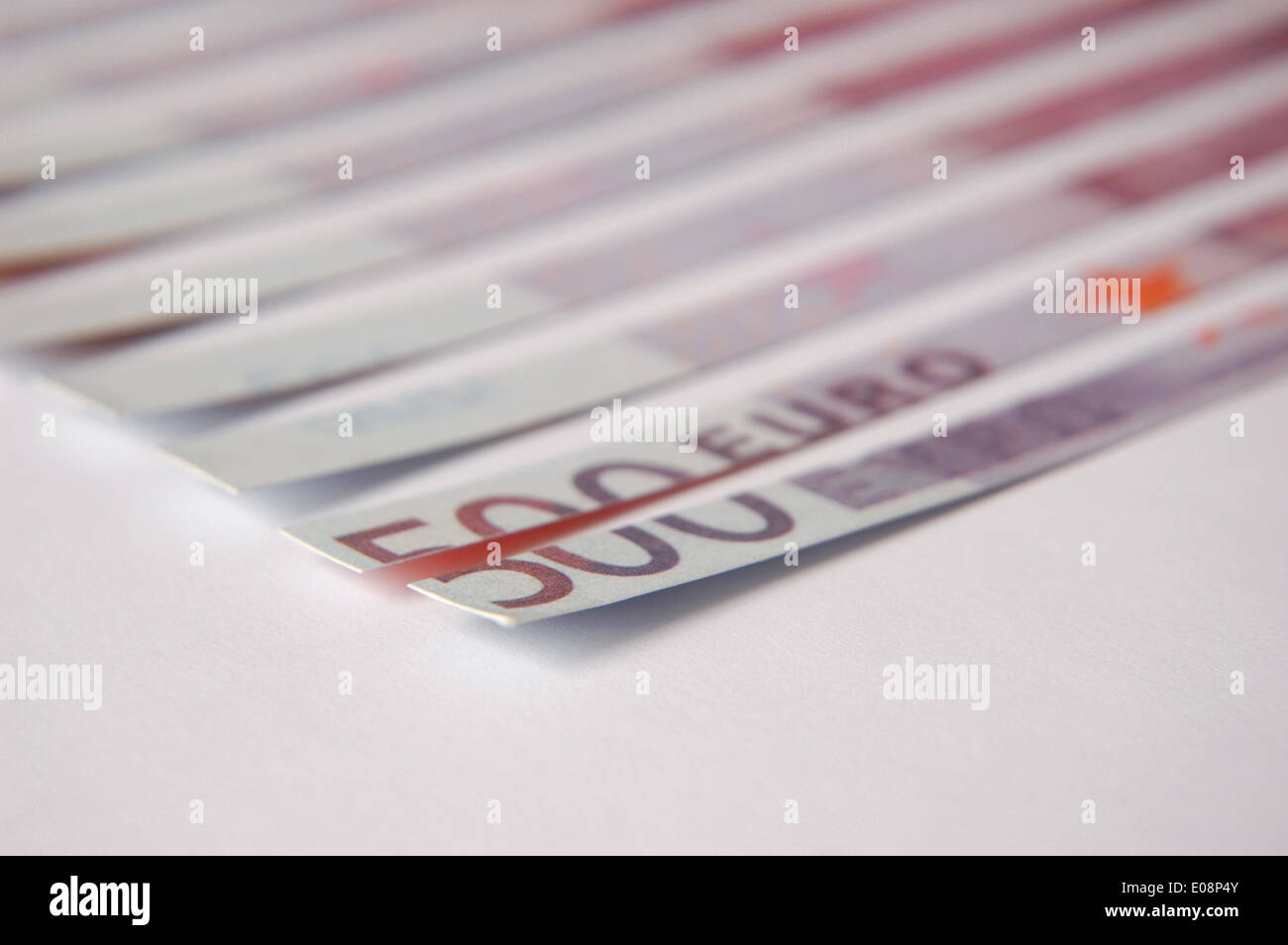 (ILLUSTRATION) Un billet de banque déchiqueté de 500 euros est représenté sur un sous-sol blanc en Allemagne, le 04 juin 2009. Fotoarchiv für Zeitgeschichte - ATTENTION! PAS DE SERVICE FILAIRE - Banque D'Images