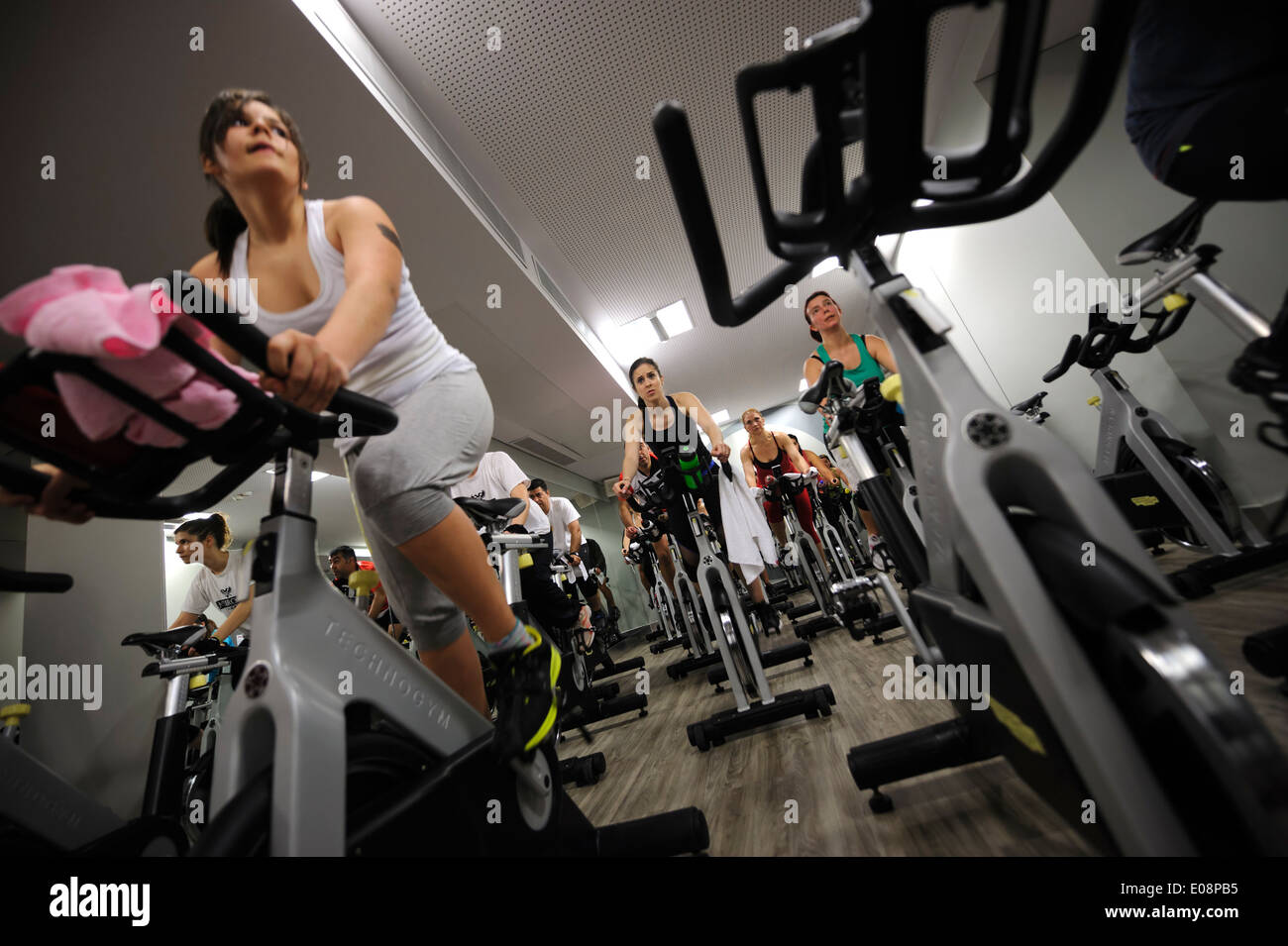 Jeune femme équitation vélo stationnaire pendant un cours de gym spinning  Photo Stock - Alamy