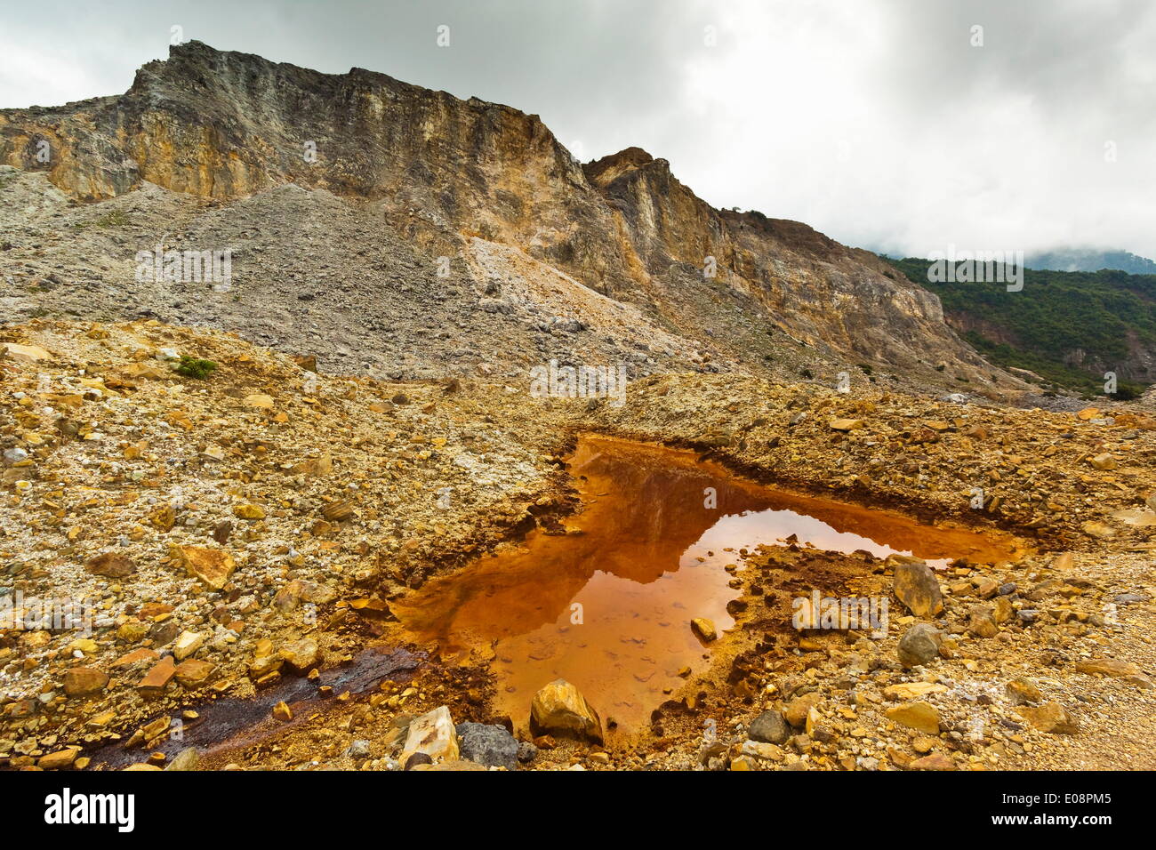 Minéral coloré sur l'étang de Volcan Papandayan flanc effondré, un cratère caldeira, quatre actifs, à l'ouest de Garut Java, Java, Indonésie, Asie du Sud, Asie Banque D'Images
