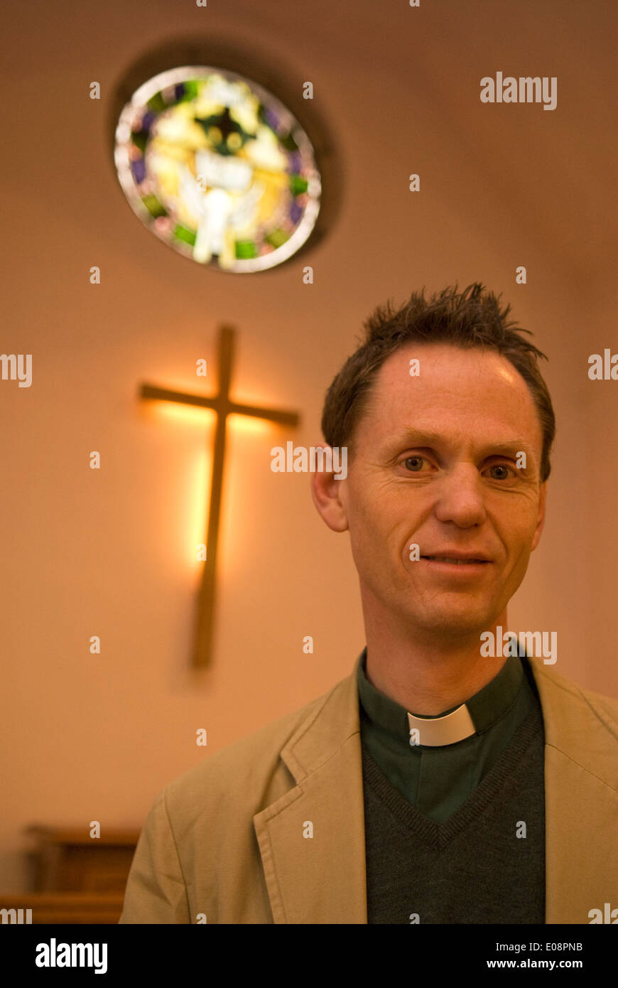 Portrait d'un ministre de l'église méthodiste dans son église, hindhead, Hampshire, Royaume-Uni. Banque D'Images