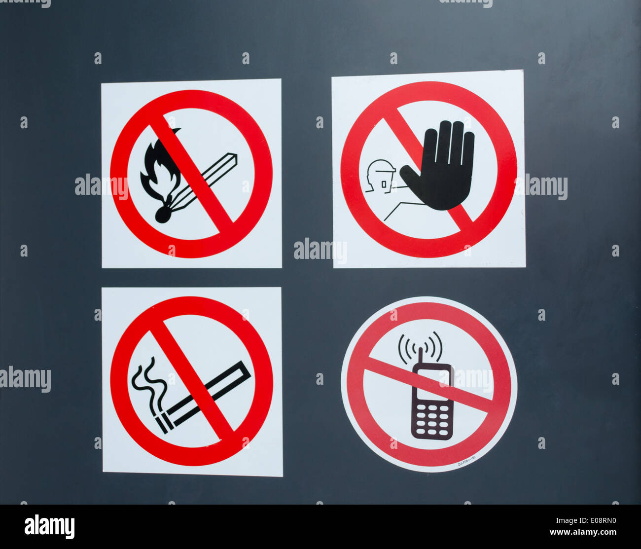 Panneaux d'avertissement d'incendie particuliers symbole sur la porte ...