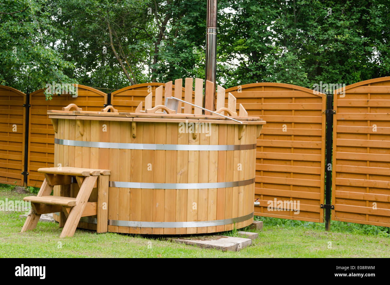 Nouvelles de l'eau moderne en bois Spa bain à remous avec escalier piscine Banque D'Images