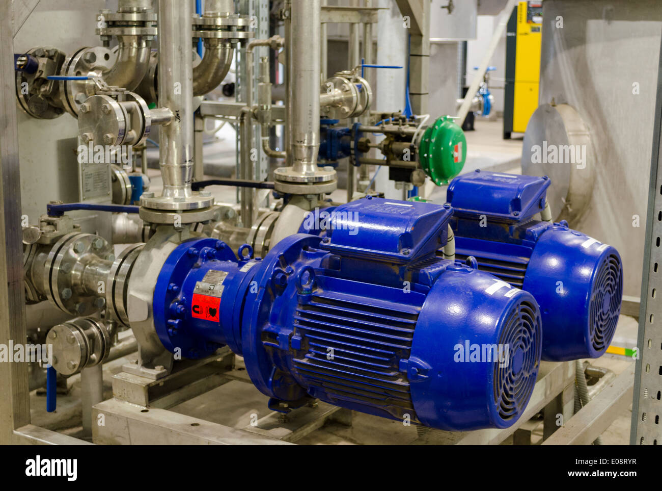 Le matériel de production de biogaz dans les tuyaux et les réservoirs de l'usine de traitement des eaux. Processus de gaz à partir de la boue. Banque D'Images