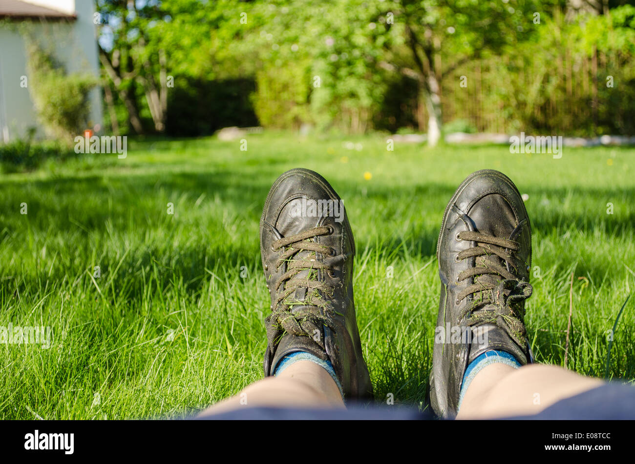 Close up of women legs avec sneakers fortement l'escalade de l'herbe fine Banque D'Images