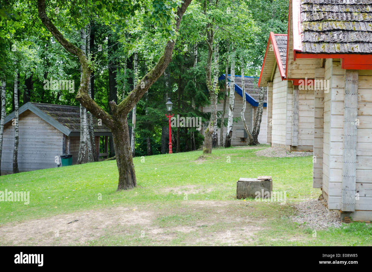 Maison de vacances en bois et d'autre ligne de l'été parc vert Banque D'Images
