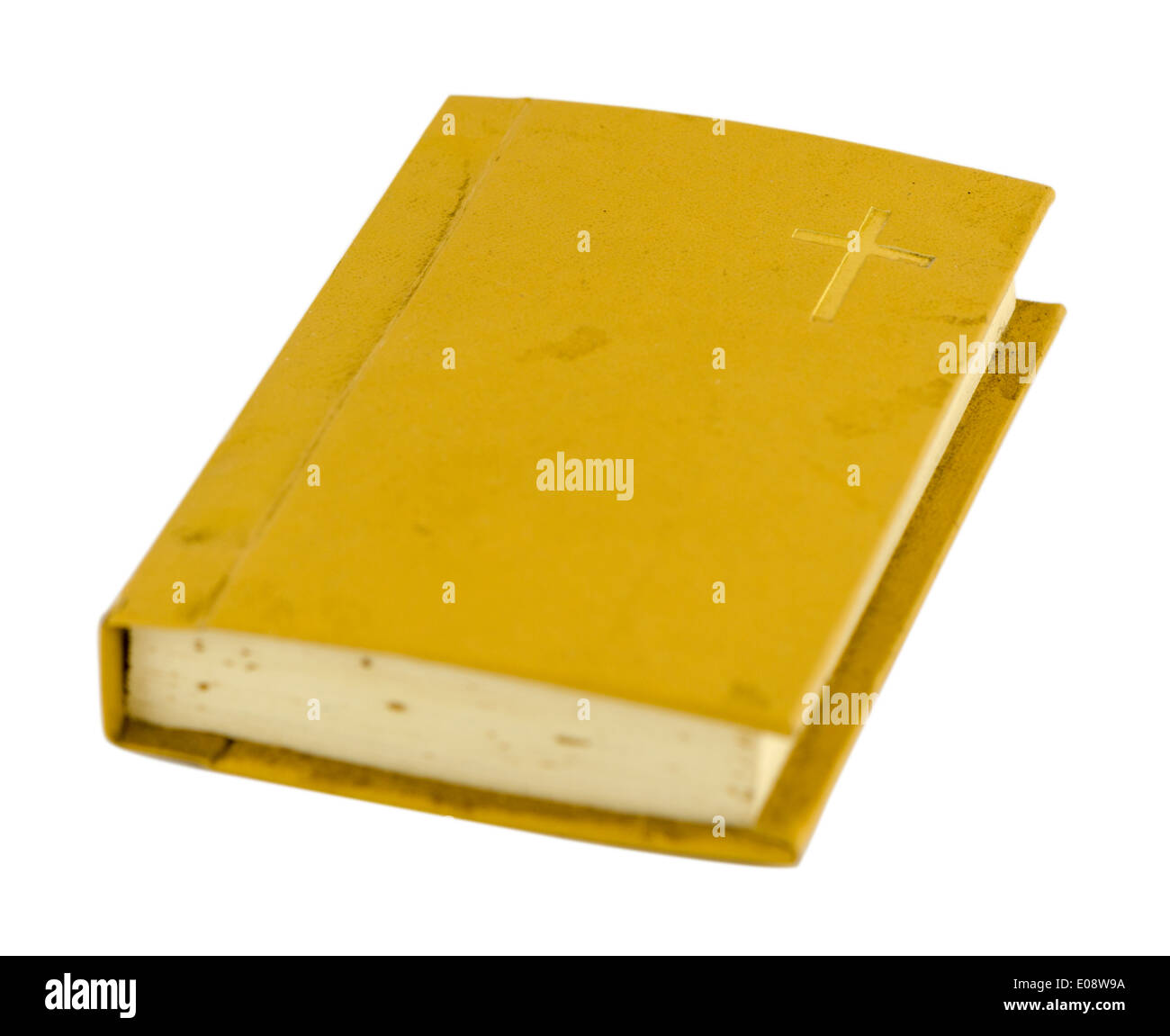 Ancien petit livre de prières avec couverture rigide jaune isolé sur fond blanc Banque D'Images
