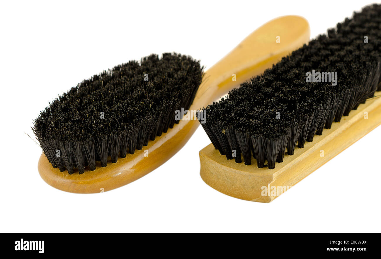 Deux formes différentes brosse pour chaussures isolé sur fond blanc Banque D'Images